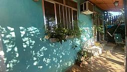 Otima Casa Linear De 2 Qts Com Amplo Terreno Colado Na Av Brasil