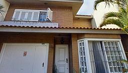 Vende-Se Casa, 3 Quartos, Com Móveis Planejados Em Ótima Localização