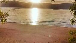 Casa Na Beira Do Mar. 2 Quartos. Praia Da Enseada Do Brito