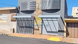 Casa Comercial Ou Residencial Com 03 Quartos No Jardim Mosteiro