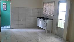 Aluga-se Casa De Fundo 60 M²,na Parte De Cima Do Sobrado!