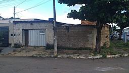 Aluga-Se Casa De 2 Quartos Com Área Ampla.