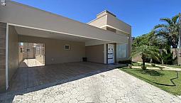 Casa 03 Dormitórios Com Piscina - Bairro Centro