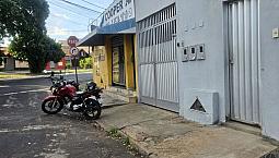 Duas Casas E Um Cômodo Comercial