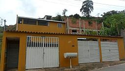 3 Apartamentos E Um Barracao No Bairro Jardim Vitoria