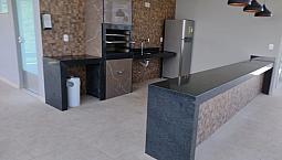 Alugo Apartamento Térreo Com Área Privativa Dupla Todo No Porcelanato.