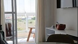 Apartamento, Lado Da Sombra, 5 Andar Novo ,2 Quartos Varanda Gourmet, Port 24h, Piscina.