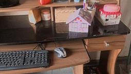 Vendo Monitor Mouse,teclado E Banca De Computador Semi Novo Por 150,00