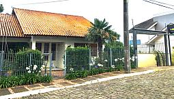Casa E Pavilhão