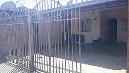 Qno 17 Casa 2 Quartos Mas Barraco Nos Fundos Forrada E Na Cerâmica